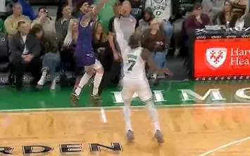 芒果体育-还剩4分钟黄蜂领先绿军26分，绿军主力球员被替换下场