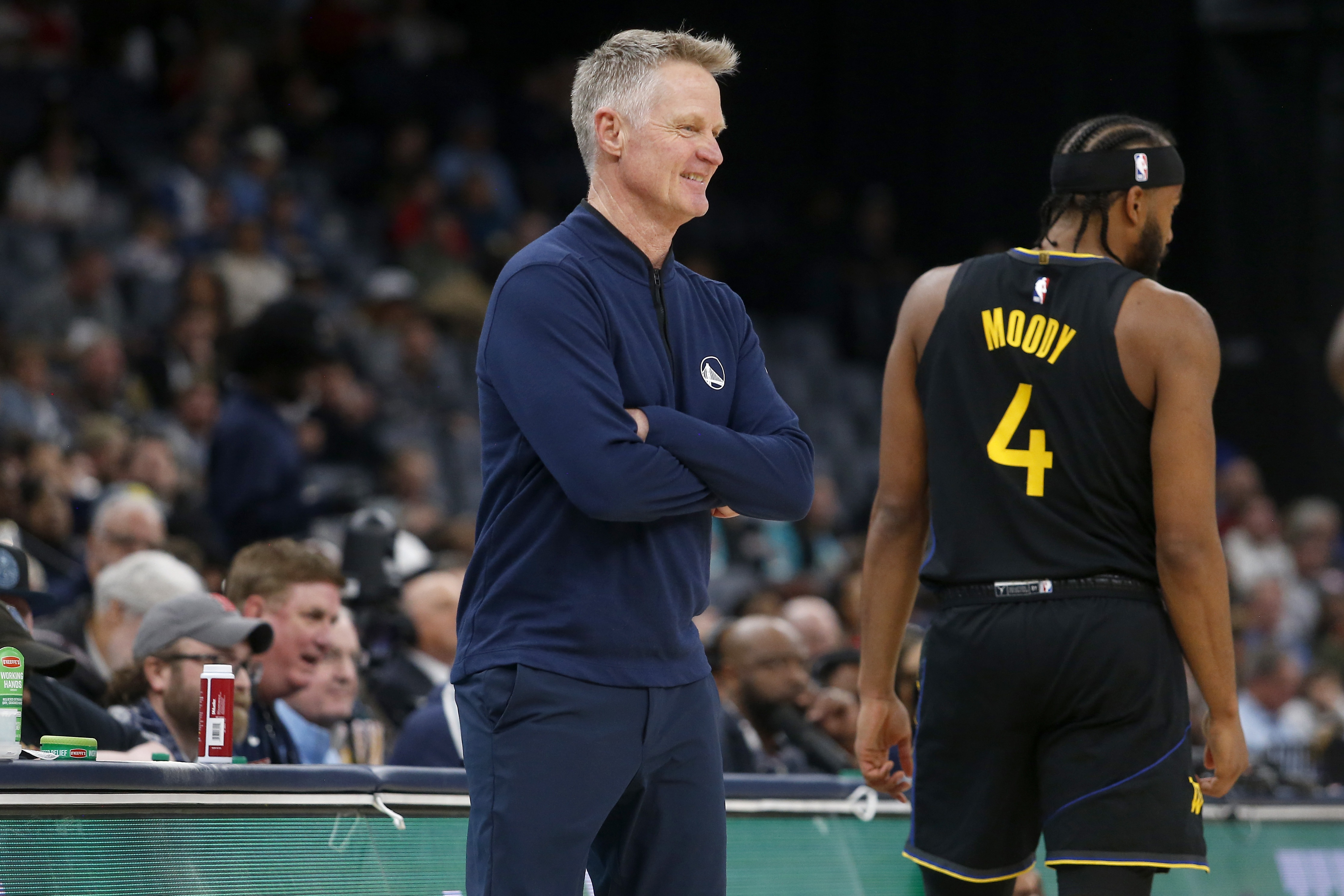 芒果体育-科尔谈穆迪拄拐现身主场：见到他回来非常开心 大伙儿也很兴奋